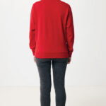 Femme de dos en sweat rouge