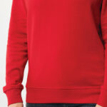 Sweat-shirt rouge uni porté avec jean foncé