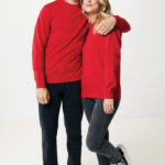 Couple en sweat-shirts rouges posant en studio
