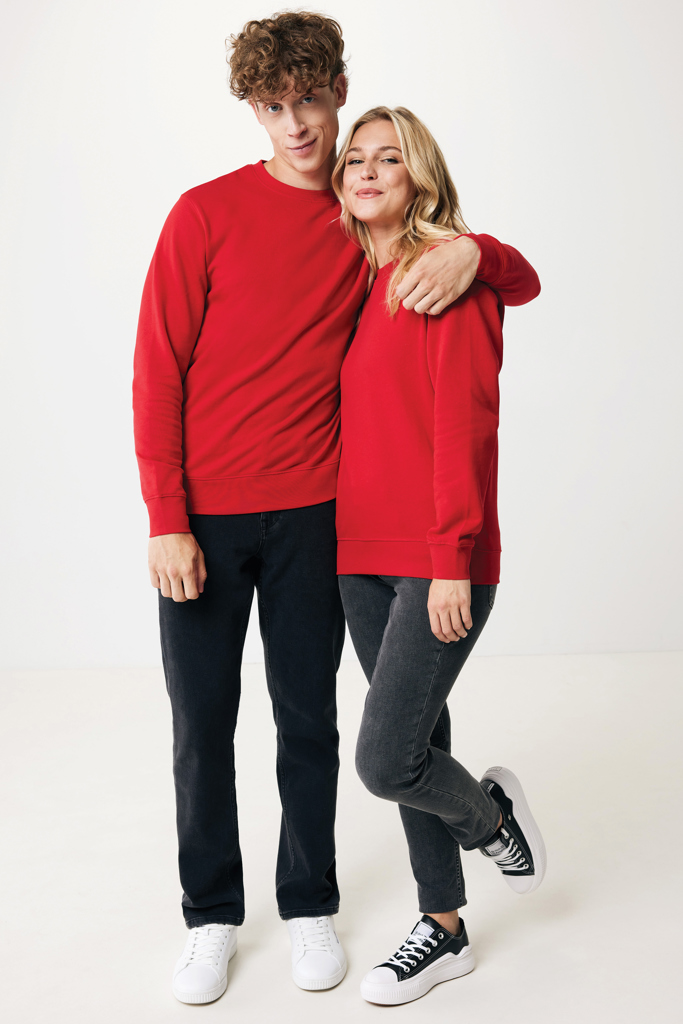 Couple en sweat-shirts rouges posant en studio