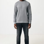 Homme souriant en pull gris et jean
