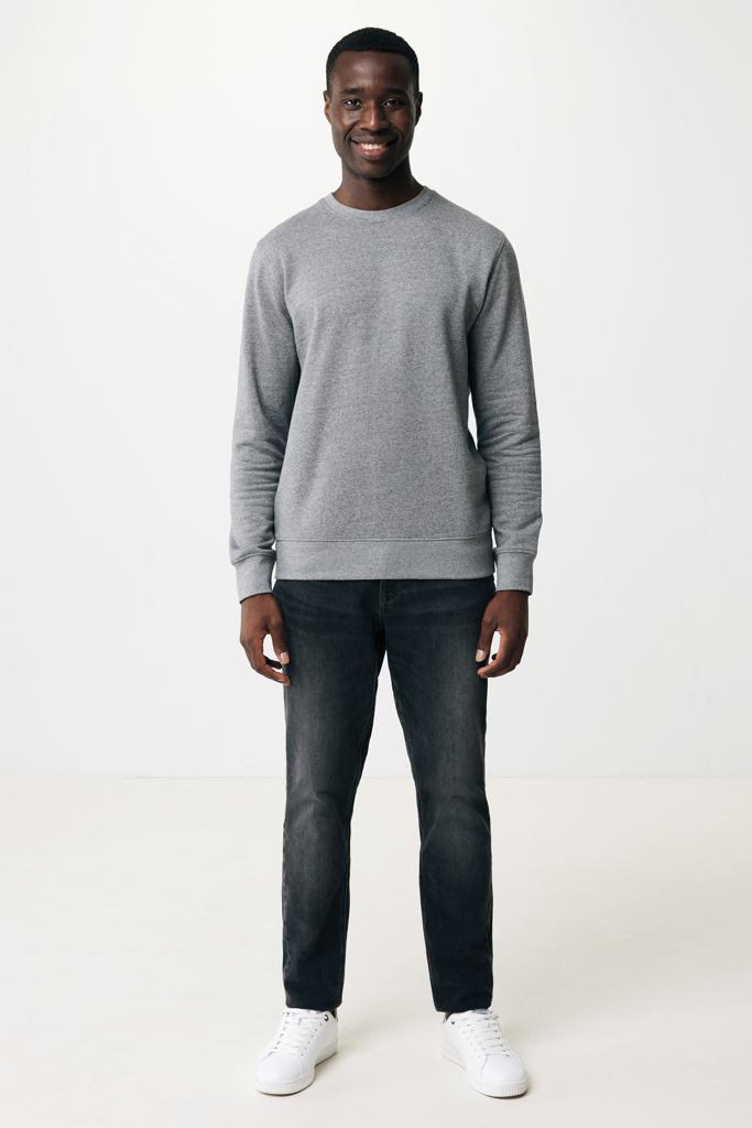 Homme souriant en pull gris et jean