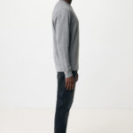 Homme de profil en sweat gris et jeans
