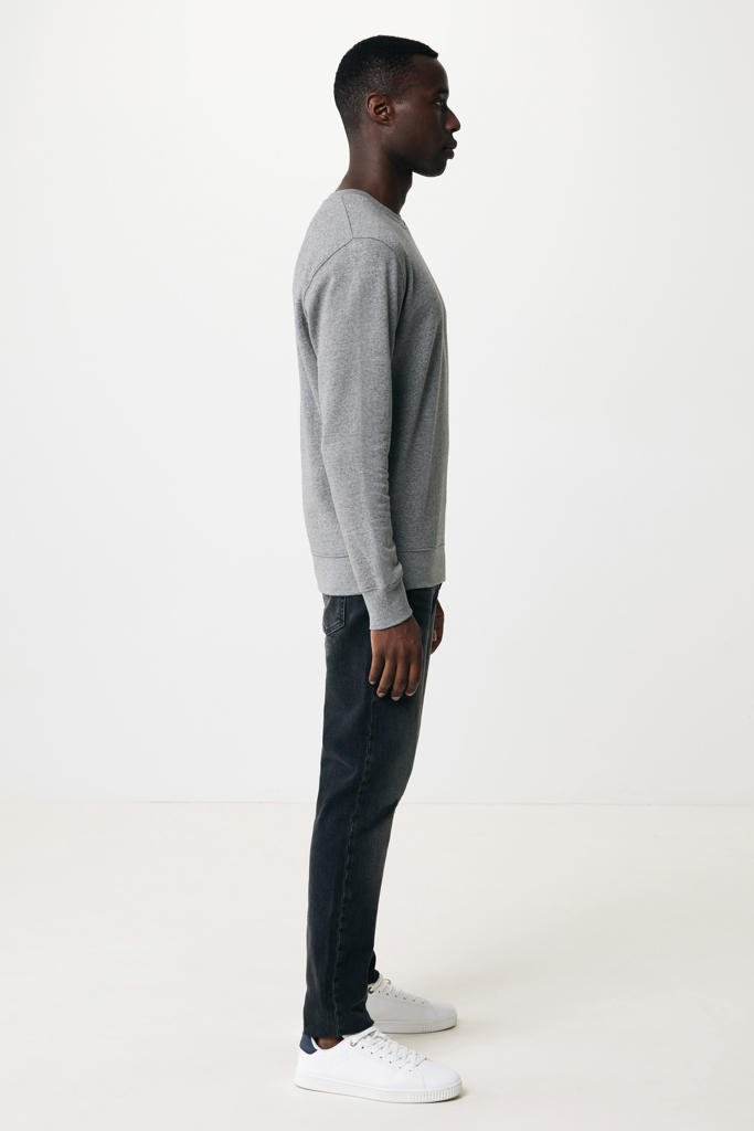 Homme de profil en sweat gris et jeans