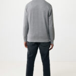Homme de dos en sweat gris et jean