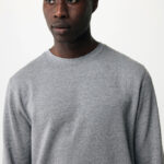 Jeune homme en pull gris sur fond clair