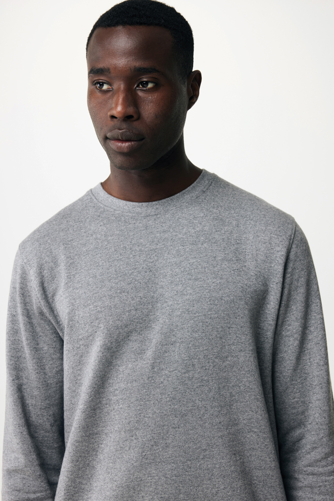 Jeune homme en pull gris sur fond clair