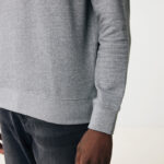 Sweat-shirt gris porté avec jean foncé