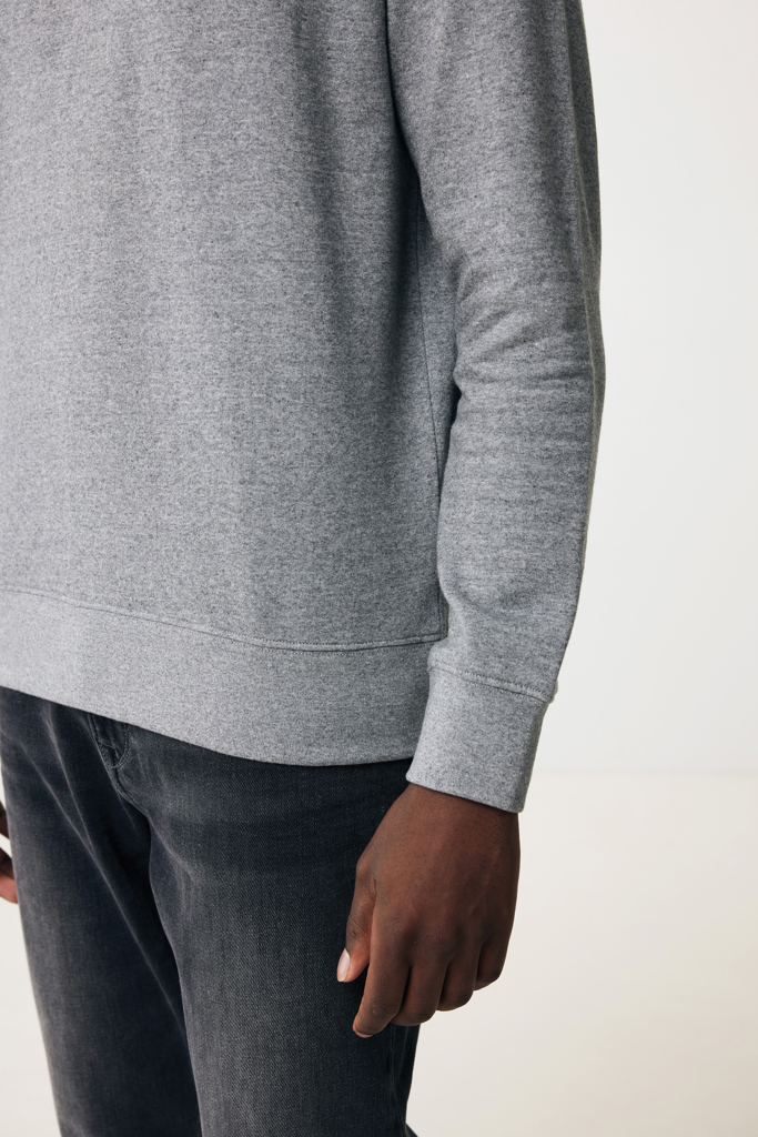 Sweat-shirt gris porté avec jean foncé