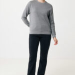 Femme en sweat gris et jean noir