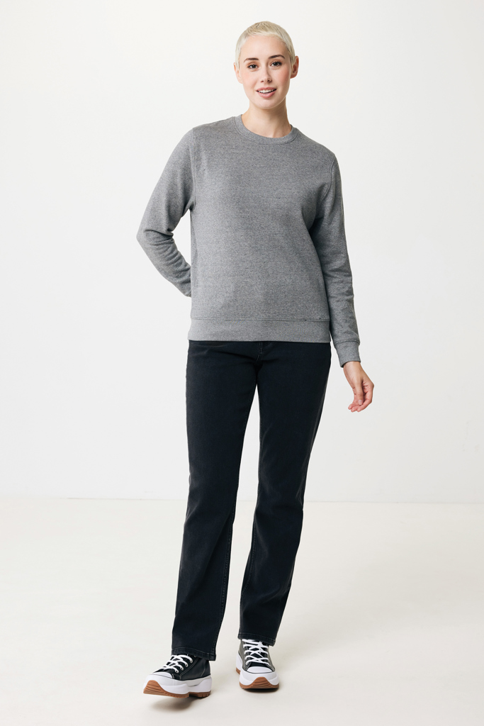 Femme en sweat gris et jean noir