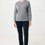 Femme portant sweat gris et pantalon noir