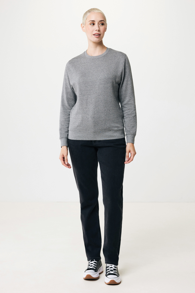 Femme portant sweat gris et pantalon noir