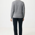 Personne de dos en sweat gris et jean