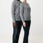 Deux modèles portent sweats gris unis