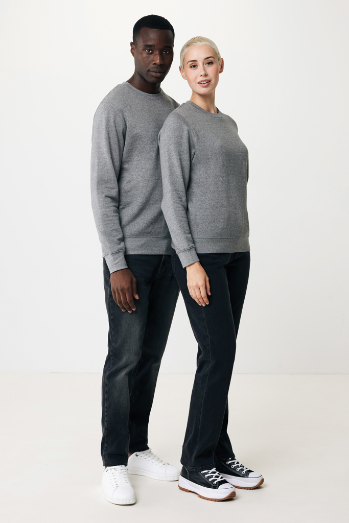 Deux modèles portent sweats gris unis