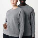 Deux personnes portant des sweat-shirts gris