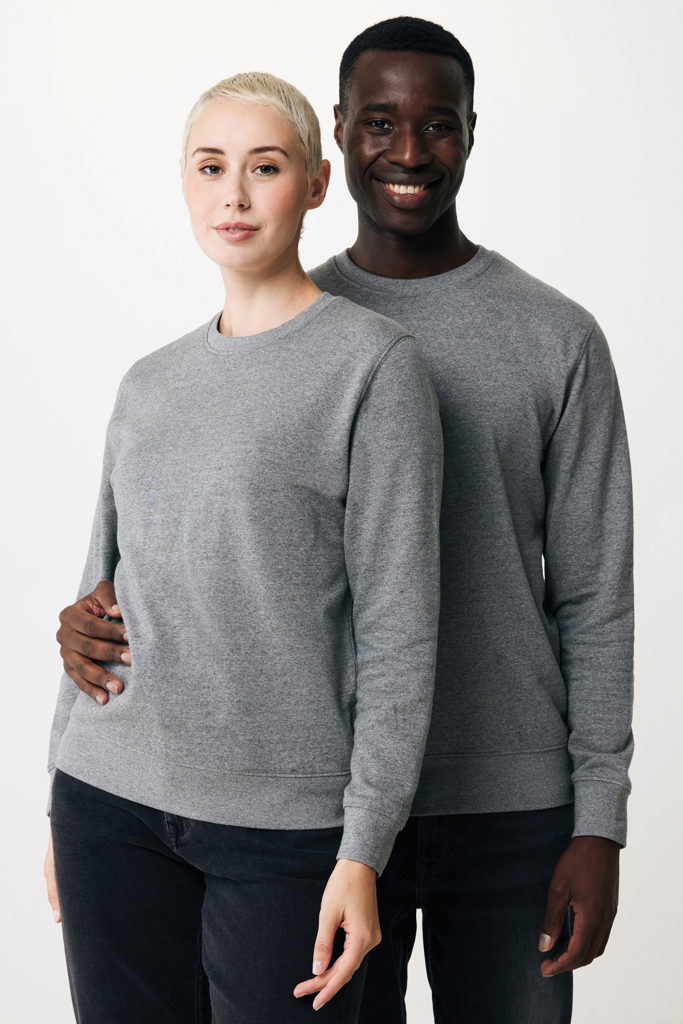 Deux personnes portant des sweat-shirts gris