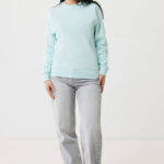 Femme en sweat bleu clair et jean gris