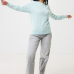 Femme souriante en sweat bleu, bras ouverts