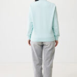 Vue arrière femme sweat bleu pantalon gris