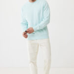 Homme en sweat bleu clair et pantalon blanc