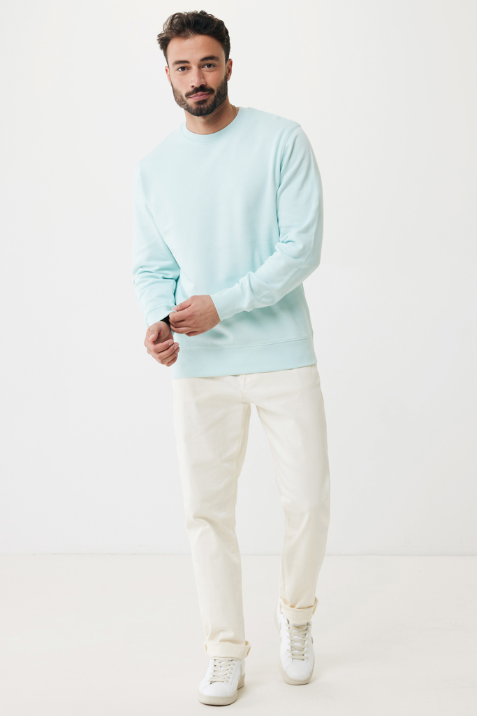 Homme en sweat bleu clair et pantalon blanc