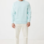 Homme en sweat bleu clair et pantalon blanc