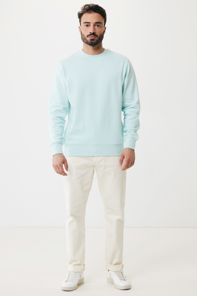 Homme en sweat bleu clair et pantalon blanc