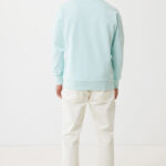 Homme de dos en sweat bleu clair