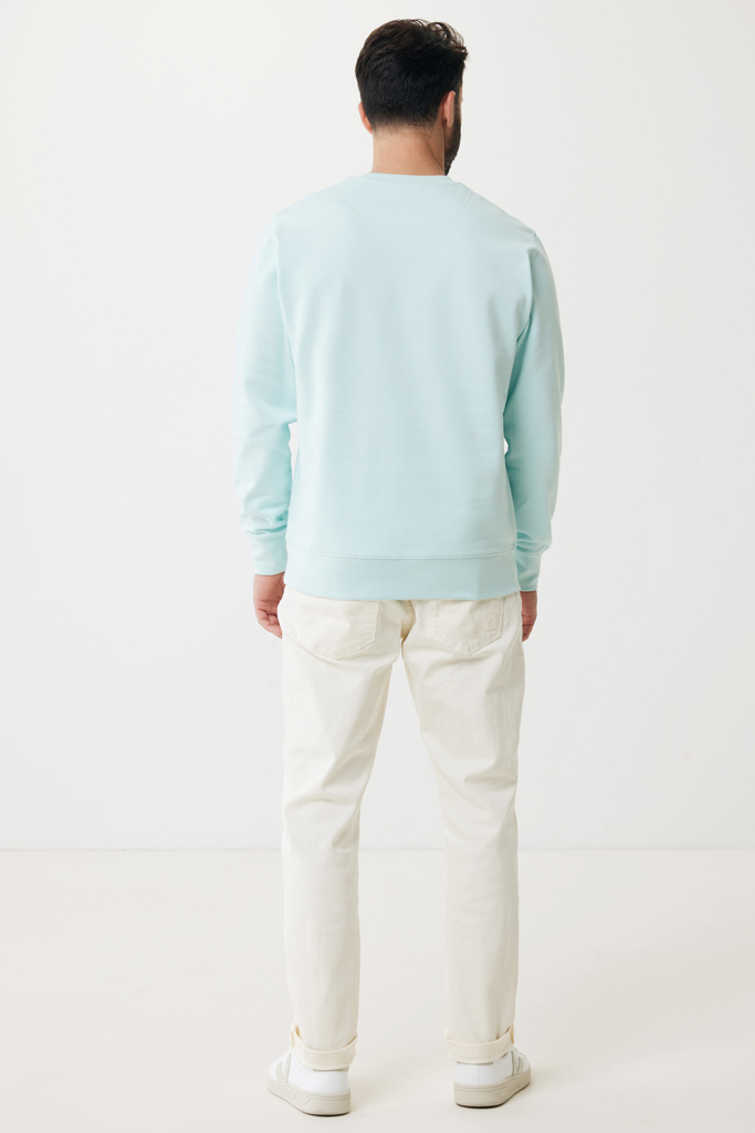 Homme de dos en sweat bleu clair