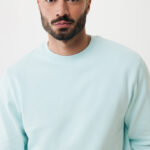 Homme barbu en sweat vert clair