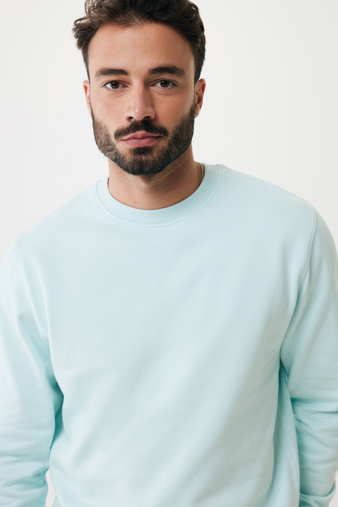 Homme barbu en sweat vert clair