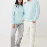 Couple portant des sweats bleu pastel assortis