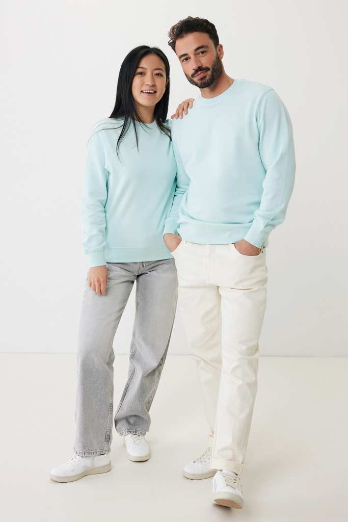 Couple portant des sweats bleu pastel assortis