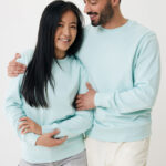 Couple souriant en sweats bleu clair assortis