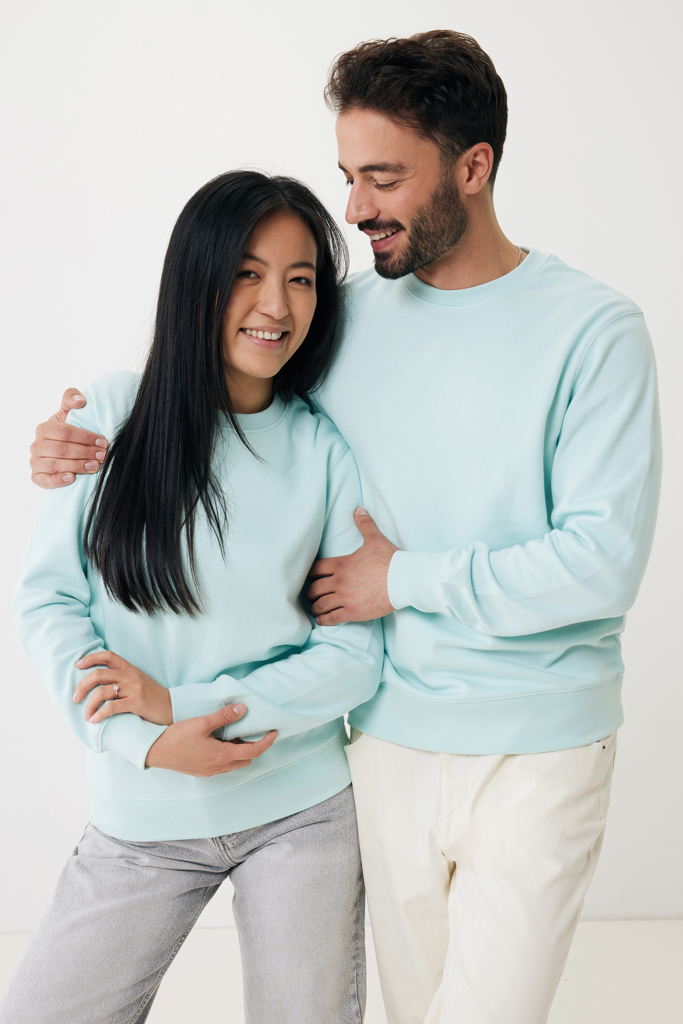 Couple souriant en sweats bleu clair assortis