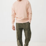 Homme en sweat beige et pantalon cargo vert