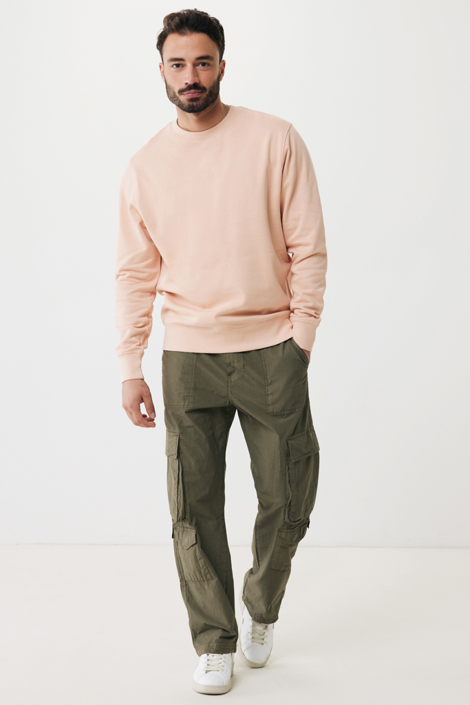 Homme en sweat beige et pantalon cargo vert