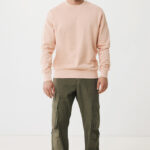 Homme portant sweat beige et pantalon cargo vert