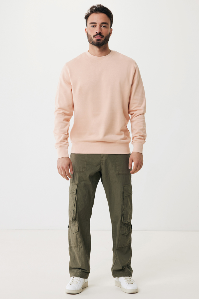 Homme portant sweat beige et pantalon cargo vert
