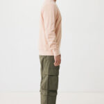 Homme en profil avec sweat rose et cargo vert