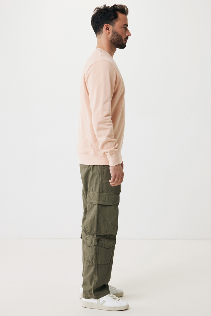 Homme en profil avec sweat rose et cargo vert
