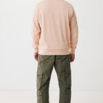 Homme de dos en sweat beige et cargo