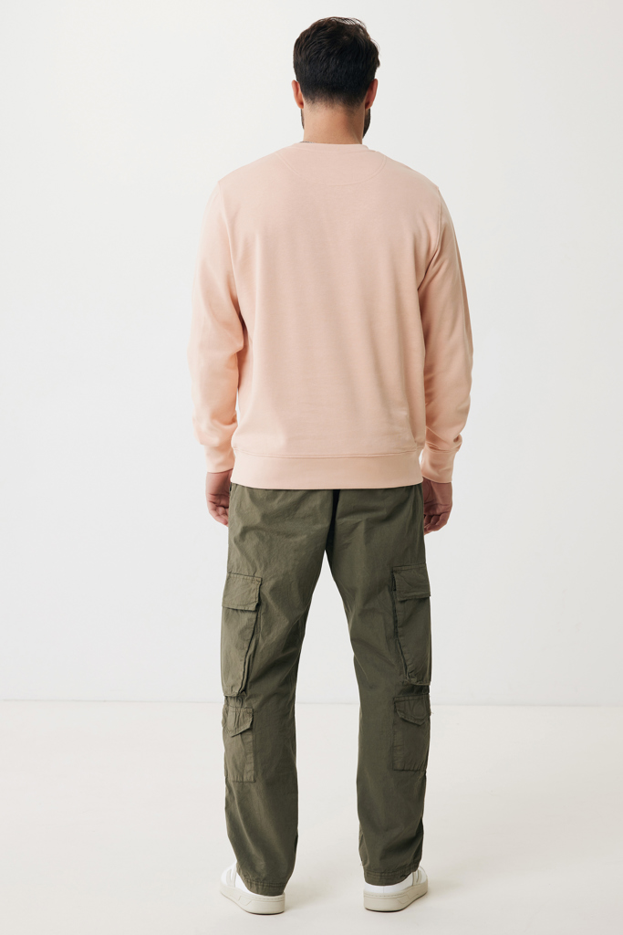 Homme de dos en sweat beige et cargo