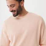 Homme souriant portant un sweat beige