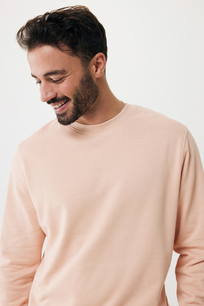 Homme souriant portant un sweat beige