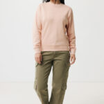 Femme en sweat rose et pantalon cargo vert
