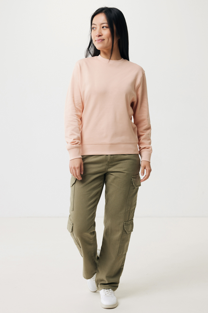 Femme en sweat rose et pantalon cargo vert