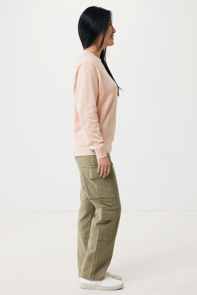 Femme de profil en tenue décontractée minimaliste